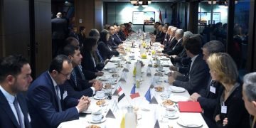 رئيس الوزراء يلتقى رؤساء وممثلى مجموعة من كبرى الشركات الفرنسية بمقر مجلس الأعمال الفرنسي “MEDEF”