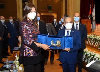 السفيرة نبيلة مكرم: “الإنتاج الحربي” شريك أساسي في مؤتمرات “مصر تستطيع” ودورها محوري في الاستفادة بخبرات علمائنا بالخارج