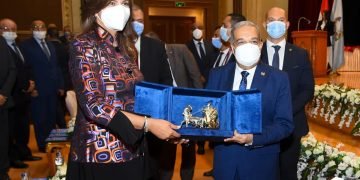 السفيرة نبيلة مكرم: “الإنتاج الحربي” شريك أساسي في مؤتمرات “مصر تستطيع” ودورها محوري في الاستفادة بخبرات علمائنا بالخارج