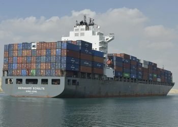 قناة السويس تشهد عبور 17 ألف سفينة بحمولات مليار طن خلال العشرة شهور الأولى من العام الجاري