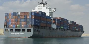 قناة السويس تشهد عبور 17 ألف سفينة بحمولات مليار طن خلال العشرة شهور الأولى من العام الجاري