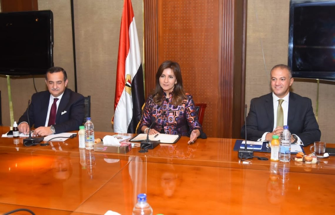 وزيرة الهجرة: المصريون بالخارج رحبوا بالإعلان عن الوثيقة التي توفر لهم التغطيات التأمينية لحمايتهم عند التعرض لأي حوادث أثناء تواجدهم بالخارج.