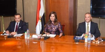 وزيرة الهجرة: المصريون بالخارج رحبوا بالإعلان عن الوثيقة التي توفر لهم التغطيات التأمينية لحمايتهم عند التعرض لأي حوادث أثناء تواجدهم بالخارج.