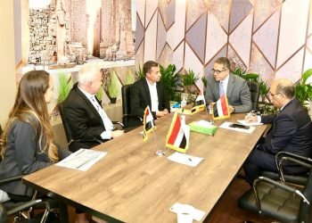 وزير السياحة والآثار يعقد عدداً من اللقاءات المهنية مع كبري منظمي الرحلات وشركات الطيران بالسوق الانجليزي