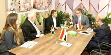 وزير السياحة والآثار يعقد عدداً من اللقاءات المهنية مع كبري منظمي الرحلات وشركات الطيران بالسوق الانجليزي