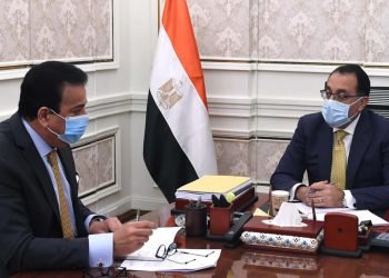 مدبولي يطمئن على الرصيد المتوافر من لقاحات “كورونا” والكميات المتوقع استقبالها قريبا