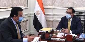 مدبولي يطمئن على الرصيد المتوافر من لقاحات “كورونا” والكميات المتوقع استقبالها قريبا