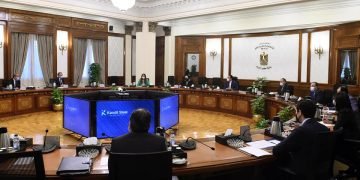 رئيس الوزراء يستعرض عدداً من مقترحات توطين الصناعات المغذية ومستلزمات الإنتاج