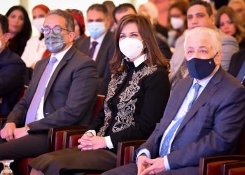 وزراء الهجرة والسياحة والتعليم يشهدون استعراض استراتيجية جديدة للتواصل والاتصال مع المصريين بالخارج أعدها خبير دولي