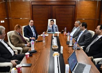 وزير الرياضة يبحث مع عدد من المستثمرين آليات التشغيل وفرص الاستثمار في مجموعة من المنشآت