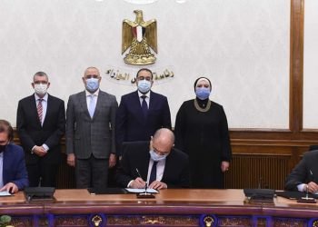 رئيس الوزراء يشهد التوقيع على عقد بيع قطعتي أرض لإنشاء مصنع ألماني للأجهزة المنزلية بمدينة العاشر من رمضان