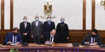 رئيس الوزراء يشهد التوقيع على عقد بيع قطعتي أرض لإنشاء مصنع ألماني للأجهزة المنزلية بمدينة العاشر من رمضان