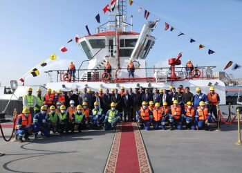 بميناء دمياط – وزير النقل يرفع  العلم على أحدث ثلاث قاطرات بحرية جديدة انضمت مؤخراً لأسطول وحدات الخدمات البحرية بالميناء