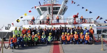 بميناء دمياط – وزير النقل يرفع  العلم على أحدث ثلاث قاطرات بحرية جديدة انضمت مؤخراً لأسطول وحدات الخدمات البحرية بالميناء