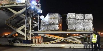 الصحة .. يعلن استقبال ٣ ملايين و ٨٩٠ ألف جرعة من لقاح «فايزر» بمطار القاهرة الدولي