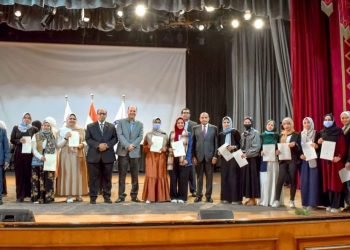 مجلس جامعة بني سويف يكرم الطلاب الحاصلين على دورات معهد تكنولوجيا المعلومات