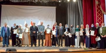 مجلس جامعة بني سويف يكرم الطلاب الحاصلين على دورات معهد تكنولوجيا المعلومات 