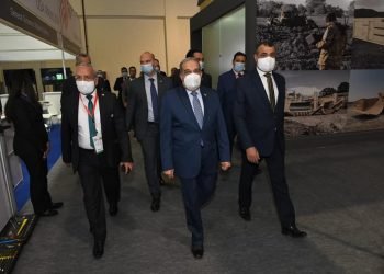 “وزير للإنتاج الحربي” يتفقد أجنحة عدد من الشركات المشاركة في معرض “EDEX 2021”