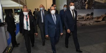 “وزير للإنتاج الحربي” يتفقد أجنحة عدد من الشركات المشاركة في معرض “EDEX 2021”
