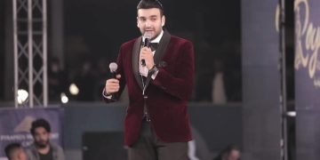 تفاعل وإشادة وتكريم…ضيوف و إدارة ” ملكة جمال العرب 2021 ” يثمنون أداء الإعلامى “كريم أسامة”