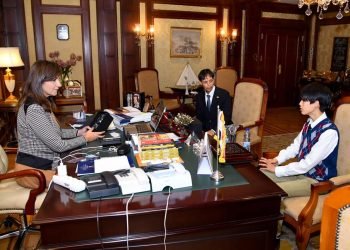 وزيرة الهجرة تلتقي أحد خبراء “مصر تستطيع” ونجله لاستعراض مشاركتهم بالمبادرة الرئاسية “اتكلم عربي”