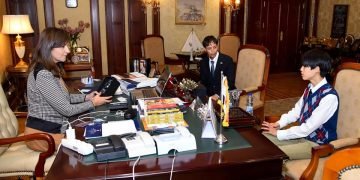 وزيرة الهجرة تلتقي أحد خبراء “مصر تستطيع” ونجله لاستعراض مشاركتهم بالمبادرة الرئاسية “اتكلم عربي”