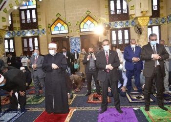 وزير الأوقاف ومحافظ الغربية يفتتحان المسجد الكبير بعزبة الشمرلسي بالهياتم ويؤديان صلاة الجمعة
