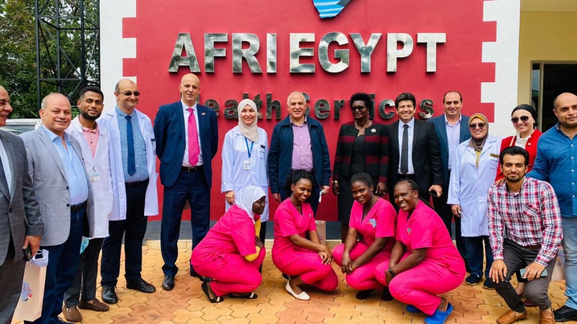 الدكتور عبد العاطى والسيدة هيلين يتفقدان إستراحات الري المصري والمركز الطبي المصرى بجينجا