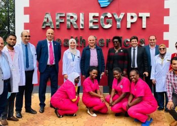 الدكتور عبد العاطى والسيدة هيلين يتفقدان إستراحات الري المصري والمركز الطبي المصرى بجينجا