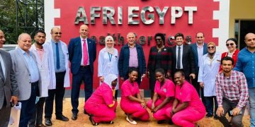 الدكتور عبد العاطى والسيدة هيلين يتفقدان إستراحات الري المصري والمركز الطبي المصرى بجينجا