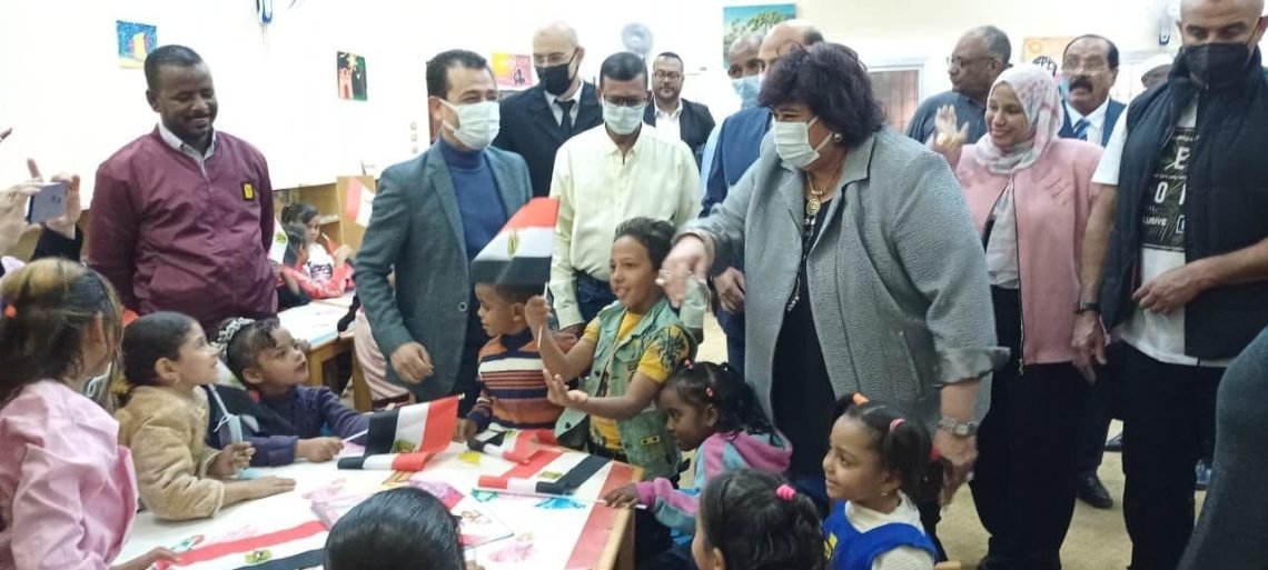 وزيرة الثقافة ومحافظ أسوان يفتتحان مكتبة حي السلام لمتضرري السيول