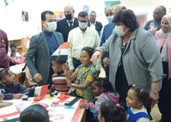 وزيرة الثقافة ومحافظ أسوان يفتتحان مكتبة حي السلام لمتضرري السيول