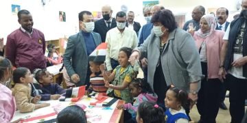 وزيرة الثقافة ومحافظ أسوان يفتتحان مكتبة حي السلام لمتضرري السيول