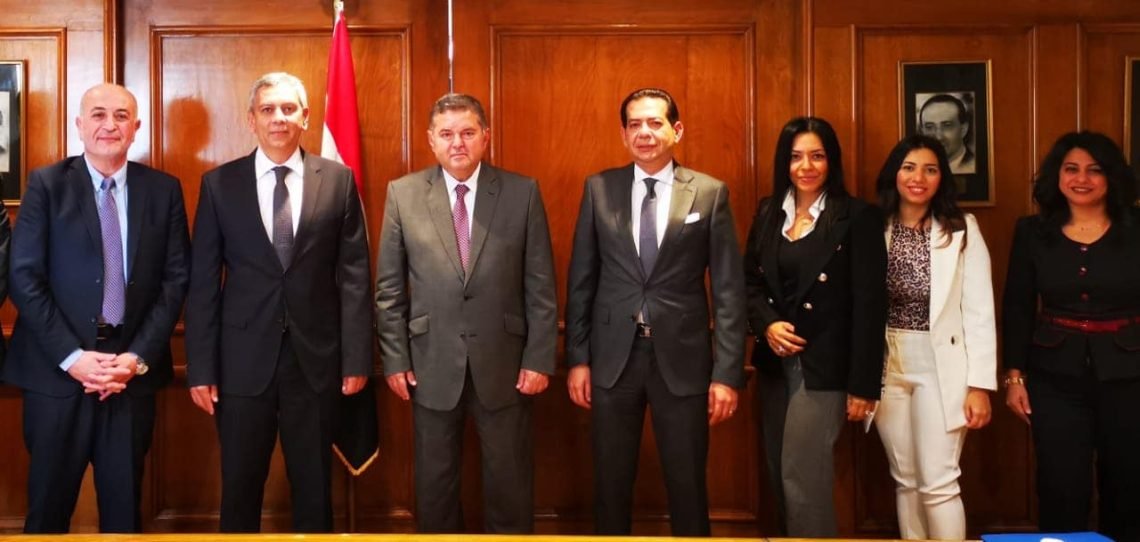 وزير قطاع الأعمال العام يشهد توقيع مذكرة تفاهم بين القابضة للأدوية وشركتين هندية ومصرية