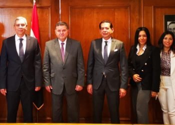 وزير قطاع الأعمال العام يشهد توقيع مذكرة تفاهم بين القابضة للأدوية وشركتين هندية ومصرية