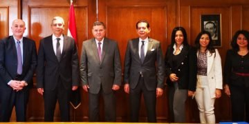 وزير قطاع الأعمال العام يشهد توقيع مذكرة تفاهم بين القابضة للأدوية وشركتين هندية ومصرية