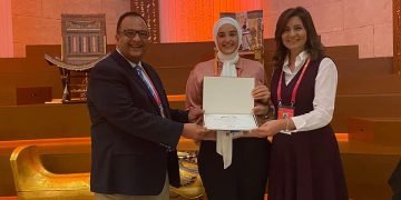 وزيرة الهجرة تكرم شباب المصريين بالخارج المشاركين بتنظيم جناح مصر بمعرض “إكسبو 2020” دبي