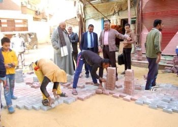 محافظة سوهاج تقوم برصف 10 آلاف متر مسطح ببلاط الانترلوك بشوارع أخميم الفرعية