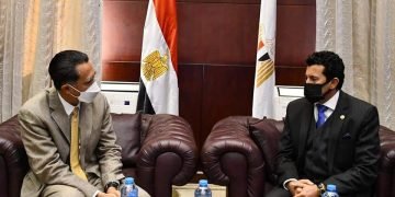 وزير الرياضة يبحث التعاون الثنائي مع سفير إندونيسيا