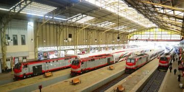 وزير النقل .. يستعرض أمام الرئيس نشأة و تطوير سكك حديد مصر