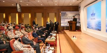 الفريق أسامة ربيع يستعرض أبرز المنجزات التنموية بقناة السويس خلال لقائه وفد كلية القادة والأركان