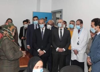 وزير الاتصالات ومحافظ بني سويف يتفقدان  وحدة التشخيص عن بعد بالمستشفى التخصصي ومركز مبيعات الشركة المصرية