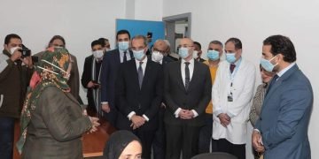 وزير الاتصالات ومحافظ بني سويف يتفقدان  وحدة التشخيص عن بعد بالمستشفى التخصصي ومركز مبيعات الشركة المصرية