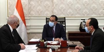 رئيس الوزراء يلتقى رئيس الهيئة العامة للمنطقة الاقتصادية لقناة السويس لمتابعة عدد من ملفات عمل الهيئة