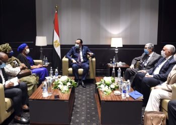 رئيس الوزراء يلتقي نائب رئيس الوزراء وزيرة البيئة والتنمية المستدامة بالكونغو الديمقراطية لبحث سبل تعزيز التعاون المشترك