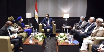 رئيس الوزراء يلتقي نائب رئيس الوزراء وزيرة البيئة والتنمية المستدامة بالكونغو الديمقراطية لبحث سبل تعزيز التعاون المشترك