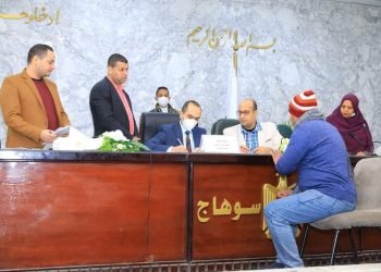 محافظ سوهاج ونائبه يلتقون 100 مواطن لبحث مطالبهم وحل شكواهم