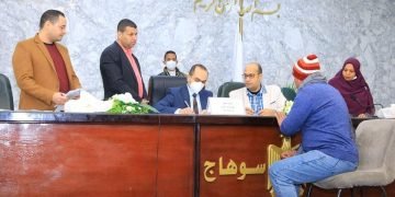 محافظ سوهاج ونائبه يلتقون 100 مواطن لبحث مطالبهم وحل شكواهم