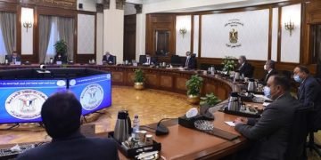 مدبولي يؤكد أهمية تلقي اللقاح المضاد لـ “كورونا” .. ويشدد على الالتزام بالإجراءات الاحترازية وتطبيق الغرامات على غير الملتزمين