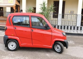 وزيرا “الإنتاج الحربي” و”الصناعة” يتفقدان نموذج لمركبة بديلة للتوكتوك